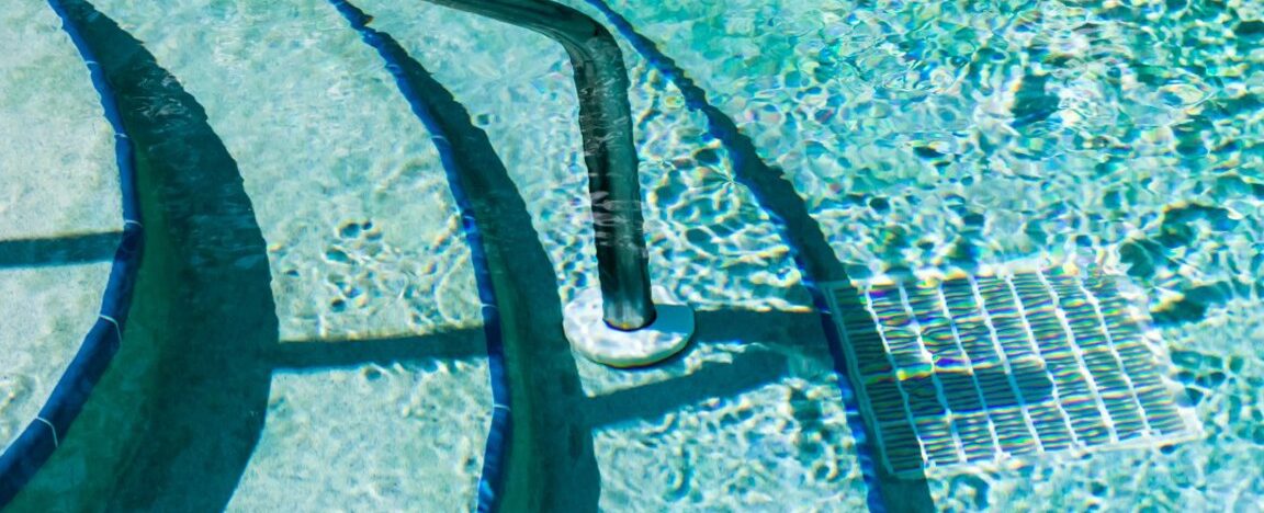 como limpiar el agua de la piscina soluciones eficaces para mantener su piscina limpia